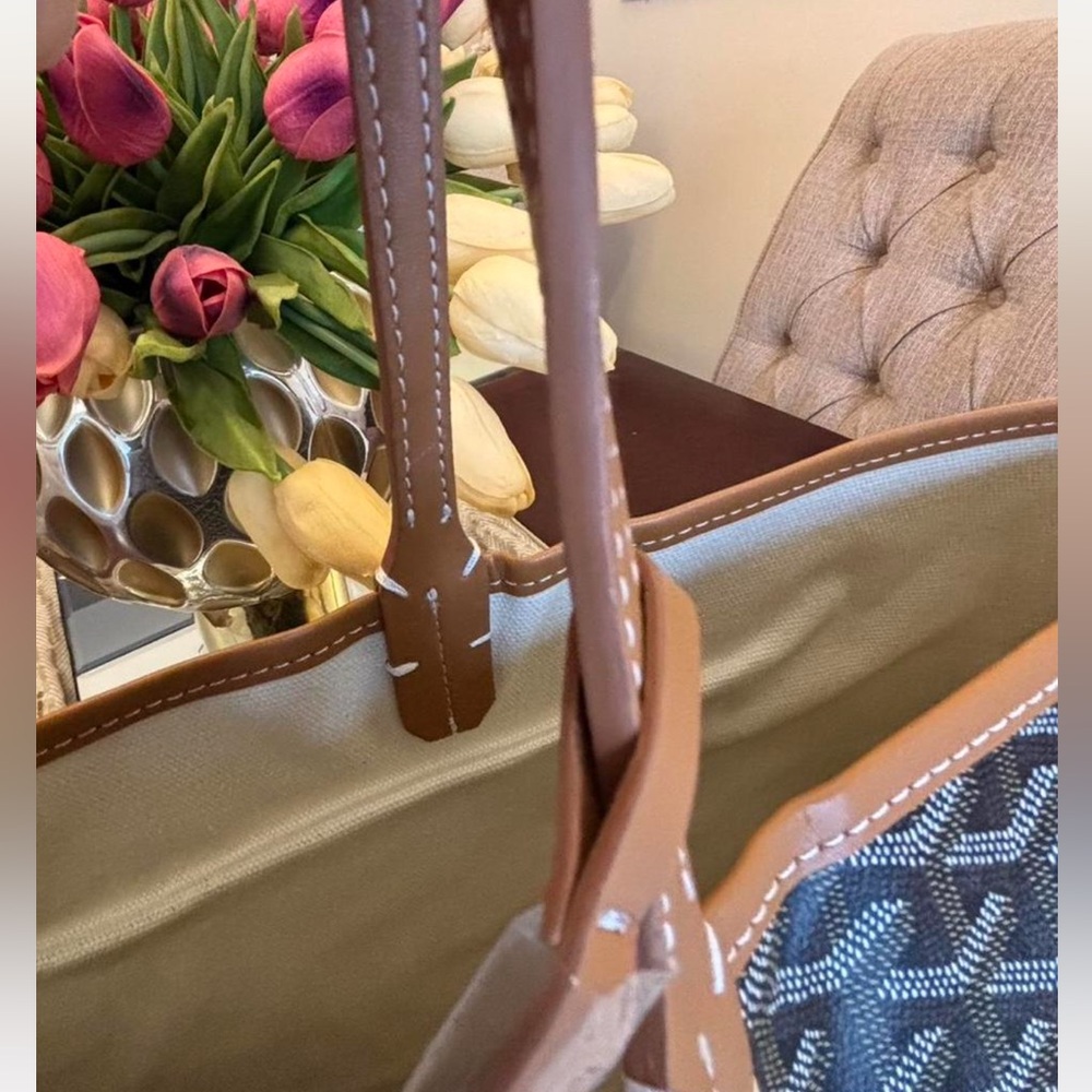 Stylish Gray Tote Bag with Tan Accents - Picture 8 of 12